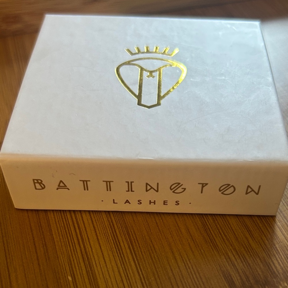 Battington Lashes in White and Gold